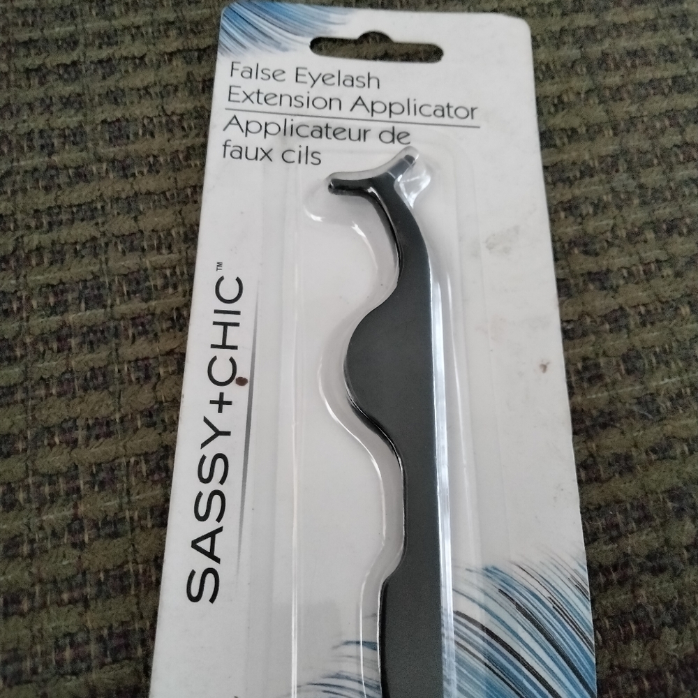 Free w any purchase Eyelash tool
